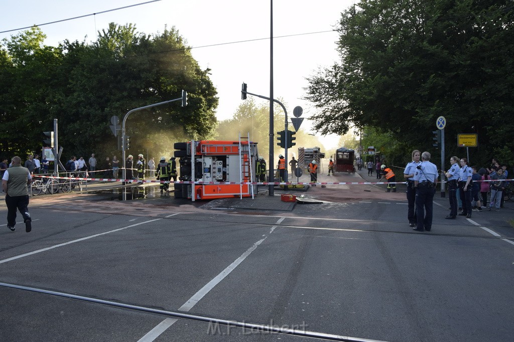 TLF 4 umgestuerzt Koeln Bocklemuend Ollenhauer Ring Militaerringstr P062.JPG - Miklos Laubert